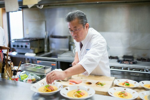 地産地消、観光誘致を推奨し、おもてなしに気を配る料理人