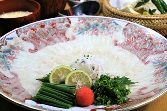 新鮮なふぐをふんだんの使用した贅沢なコースです！オススメ時期＜11月～3月＞