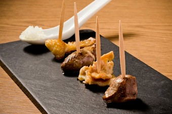 一口サイズで食べやすい、ピンチョスタイルの焼き鳥