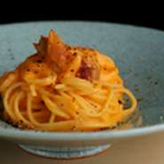 『店主が本気で作った特製カルボナーラ』は、カルボナーラの由来が意外と炭と鳥に関係あるので考案されました。その理由は、【中目黒いぐち 本店】に来店したら、店主に聞いてみましょう。味も話も納得します。