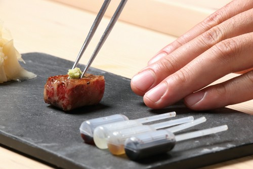 肉そのものの旨味を生かすため、タレはスポイトで１滴だけ