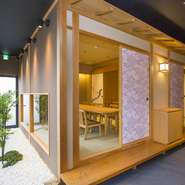 全席が個室という居酒屋としては珍しいスタイル。やや控えめな照明の中、ご家族、友人など親しい間柄でゆったりとしたお食事が楽しめます。大人数でも個室間を繋げて対応が可能、宴会などにも利用できます。