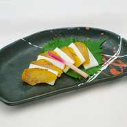 ボラの卵巣を塩漬けにした後天日干しで乾燥させた、日本三大珍味の一つ高級酒肴「からすみ」。チーズを思わせるようなねっとりとした濃厚な味わいと、表面を炙った香ばしさが、あなたを虜にすること間違いなし。