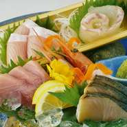 山陰沖で獲れた季節ごとの旬の魚を中心とした豪華な盛り合せ。新進気鋭の料理人が彩り鮮やかに盛りつけます
