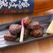 料理長が調合した秘伝の味噌に丸々２日間漬け込み、しまね和牛の旨味をさらに熟成させた至極の逸品！しまね和牛の旨味と焦げた味噌の香ばしさ、ピリッときいた山椒の風味が口の中で程よく調和します。