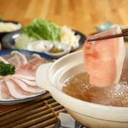 キメ細やかでしっとりジューシーな肉質の奥出雲ポークの美味しさを堪能するには、しゃぶしゃぶが最適！料理長秘伝のだし汁で良質の奥出雲ポークを食すれば、あなたに至福のひと時が訪れること間違いなし!!