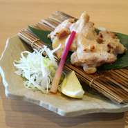 西京味噌にじっくりと漬け込まれたハーブ鶏を香ばしく焼き上げました。ハーブ鶏のしっとりとした食感と西京味噌の甘味のコラボで、上品な味わいに仕上がっています。酒のあてには最高の逸品です。