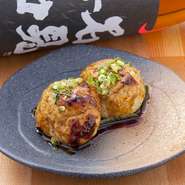 ハーブ鶏にシイタケ・玉ねぎ・ニラを入れた、小細工なしの王道のつくねです。肉の旨味をしっかりと味わいながらお召し上がり下さい。