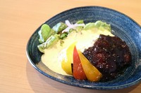 あっさりしながら旨味のあるハーブ鶏もも肉のチキン南蛮。バルサミコ酢で仕立てた南蛮酢は、コクのある味わいと上品な酸味を醸し出します。特製のタルタルソースと合わされば、口の中で絶妙なハーモニーを奏でます。