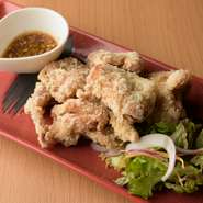 肉の味が決めての塩から揚げだからこそ、大山ハーブ鶏の味わいがはっきりわかります。そのまま食べても◎、特製葱ソースをかけて油林鶏風でも◎。お好みの食べ方でお召し上がり下さい。
