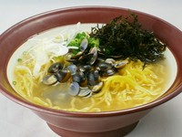 地鶏ガラベースにしじみの旨味が溶け込んだ特製スープの塩ラーメン！トッピングされた地海苔の磯の風味と相まって最高の味わいを醸しだしています。手前味噌ですが、結構いけてます!! 〆の一杯におすすめです。