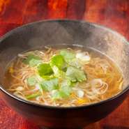 新鮮な魚のアラから出汁をとった深みのあるスープに、かつお粉末を練りこんでつくられたオリジナルのかつお麺を使用した本格魚介系ラーメンです。しめにもってこいのぜひ食べて欲しい一品です。