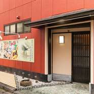 駅から徒歩5分。目立つオレンジの建物の【旬魚旬彩　わや】は各種コース料理も充実しているので宴会にもおすすめ。美味しいものがたくさんあるのでみんなで楽しめそう。