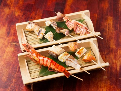 新鮮な魚介類を食べやすく串焼きにした『海鮮の串焼き』