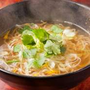 かつおを粉末にして練りこんだ麺と新鮮な魚貝のアラから時間をかけて煮込んだスープのバランスが格別。