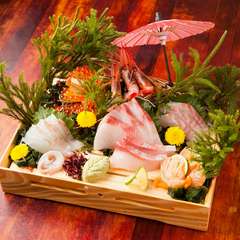 季節の旬の魚介類を贅沢に詰め込んだ『おまかせ盛り　竹』
