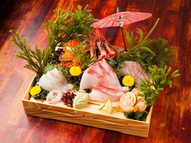 季節の旬の魚介類を贅沢に詰め込んだ『おまかせ盛り　竹』