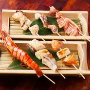 えび・赤貝・ブリ・貝柱・鯛・イカ・たこ・サーモンなど1本150円から注文できます。次は何を頼もうかな。