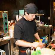 お出迎え・お見送りを大切にし、お客様お一人お一人が笑顔で気持ち良く帰っていただく為に、料理はもちろん、接客においても全力を尽くしています。ぜひおいしい料理とお酒でごゆっくりお寛ぎくださいませ。