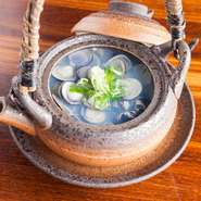 【松江の台所　こ根っこや】で味わう『しじみの酒蒸し』は、宍道湖で獲れた大きめの「しじみ」がたっぷり！　他にも、脂がのった「のどぐろ」や「島根和牛」など、ご当地食材を使った料理が勢揃いしているお店です。