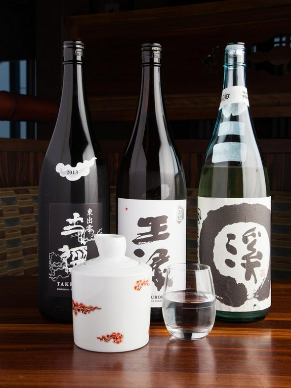 こだわりの地酒が揃うお店。飲み比べセットもあります