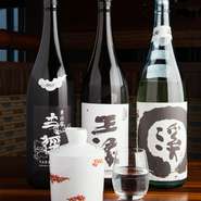 島根の希少な地酒『超王禄』など、こだわりの地酒が充実しています。『王禄3種飲み比べセット』があり、気軽に利き酒を楽しめるのも嬉しいポイント。島根の美味しい郷土料理を肴に、お酒がグイグイ進みます。