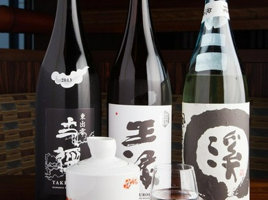 こだわりの地酒が揃うお店。飲み比べセットもあります