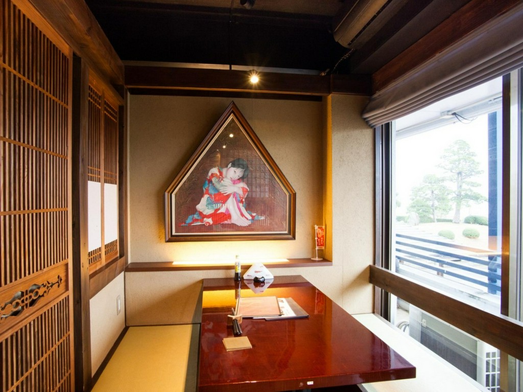 大きく開放的な窓から美しい景色を眺めながら優雅なひとときを