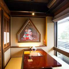 大きく開放的な窓から美しい景色を眺めながら優雅なひとときを