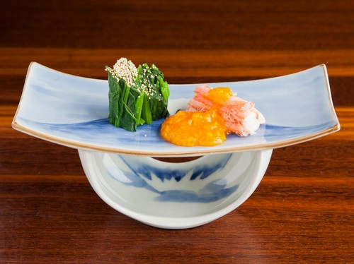 器の“逆さ富士”を眺めながら、料理をより楽しく堪能！　