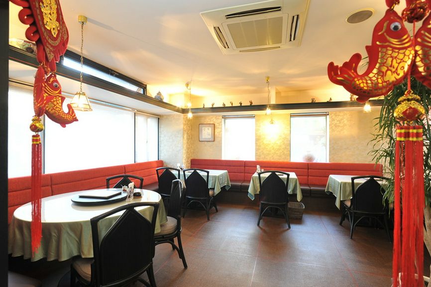 広々とした空間には、中国をイメージさせるオブジェを配置