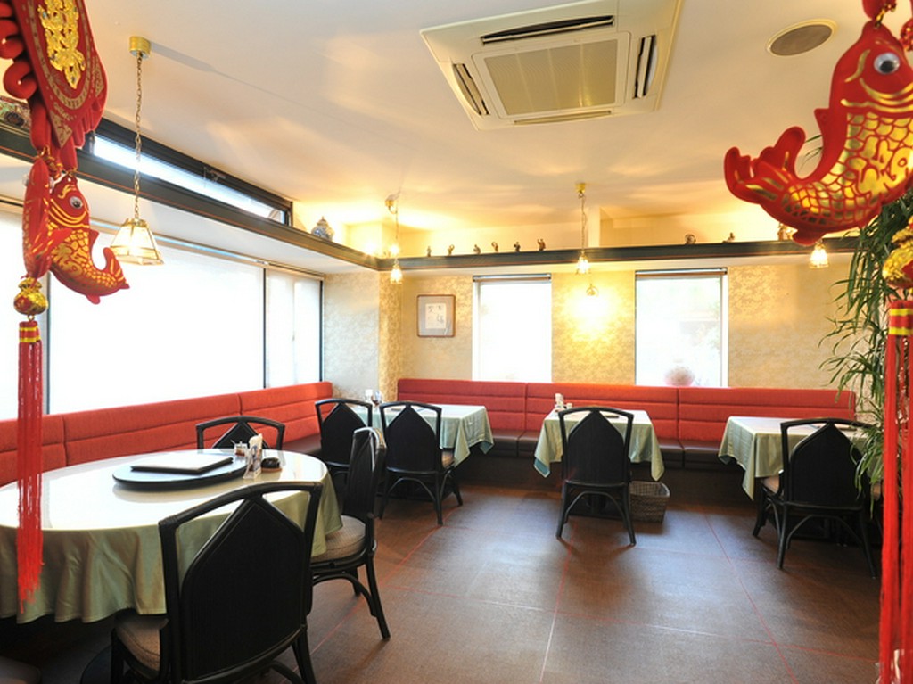 広々とした空間には、中国をイメージさせるオブジェを配置