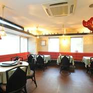 明るく開放的な店内には、中国風のオブジェをあちこちに配置するなど、内装にもこだわりが。料理を待つ間、見ても十分楽しめます。まるで中国を訪れたかのような気分にさせてくれる、居心地の良い空間です。