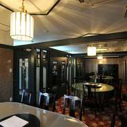 最大50名までが利用できる、広々とした空間。落ち着いた雰囲気にあふれ、居心地の良さも格別。普段の食事はもちろん、記念日など特別な日やパーティーでの利用にもおすすめです。