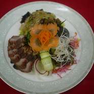 ヘルシーなクラゲ、チャーシューのあとの一品お楽しみ。