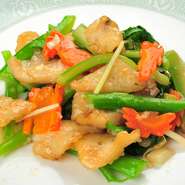 彩り豊かな中国野菜がたっぷり入った一皿。新鮮な魚と備前塩との相性も抜群。シャキシャキとした食感です。