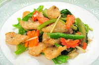 彩り豊かな中国野菜がたっぷり入った一皿。新鮮な魚と備前塩との相性も抜群。シャキシャキとした食感です。