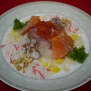 中国式お刺身。高く混ぜれば混ぜるほど幸せになるという、サラダ感覚で仕上げました。