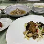 1月～3月　美と健康ランチ
豆鼓炒鮮牡蠣
～玖波産新鮮カキと木クラゲと黄ニラとうち炒め～
●カキ：疲労回復、精神を安定
●レンコン・シメジ：貧血改善
●木クラゲ：便秘・貧血予防
●クコの実：アンチエージング