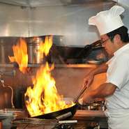 強い火力で一気に調理する料理人。食材の持ち味を活かした絶品料理は、一度食べると忘れられないおいしさ。