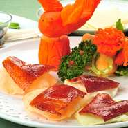 『北京ダック』は、知る人ぞ知る当店の隠れ裏メニュー。素材を活かし、表面のパリッとした食感をお楽しみいただけます。メニューには書かれておりませんが、ご注文の際は気軽にお声がけください。