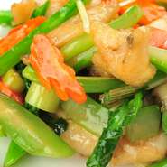 福山市にある中国野菜農場から仕入れた中国野菜をはじめ、鮮度の良い魚介類、広島産キングポークなどを使い、さまざまな中華料理を提供しています。食材の持ち味を大事にしたメニューの数々を、ぜひご堪能ください。