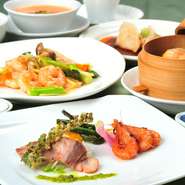 一品一品、食材や味付けにこだわった料理の数々。ベストの状態でお客さまに楽しんでいただくためにも、熱いものは熱いうちにテーブルまでお届けすることを心がけています。