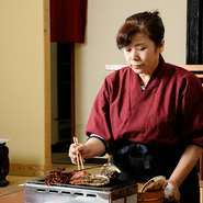 1テーブルに1人スタッフが専任でついて焼いてくれるので、初めての方でも安心。焼きのタイミングを見計らい、絶妙な焼き加減で食べさせてくれます。ひと口食べてその新鮮さに驚きの声を上げる方も！　