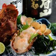 身に甘味があって歩留りがよい『セミエビ』は、漁獲量が少ないため希少な食材。入荷していたらぜひ味わいたい逸品です。とろけるように甘くやわらかな身をお刺身で贅沢に味わう至福のひとときが過ごせます。
