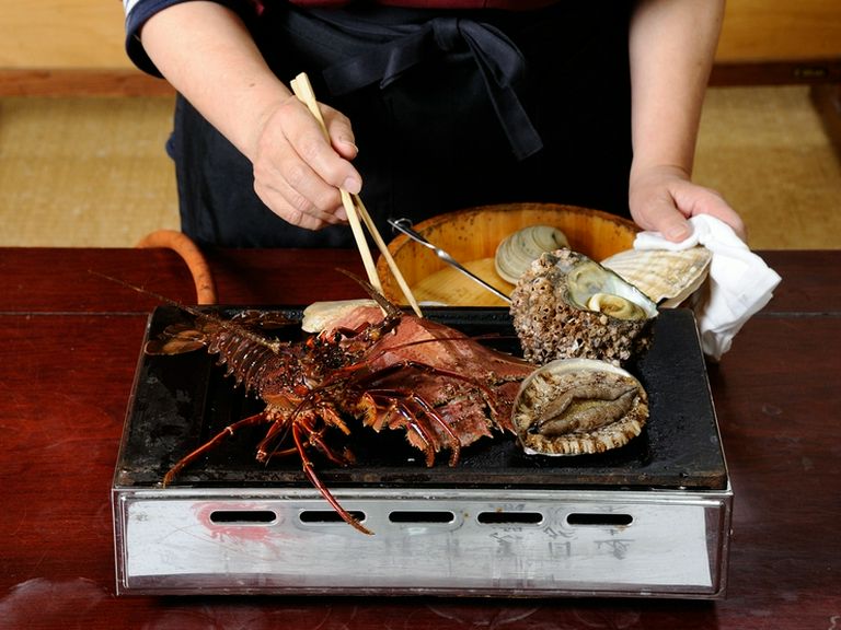 焼きのパフォーマンスの楽しさに食事のシーンも盛上ります