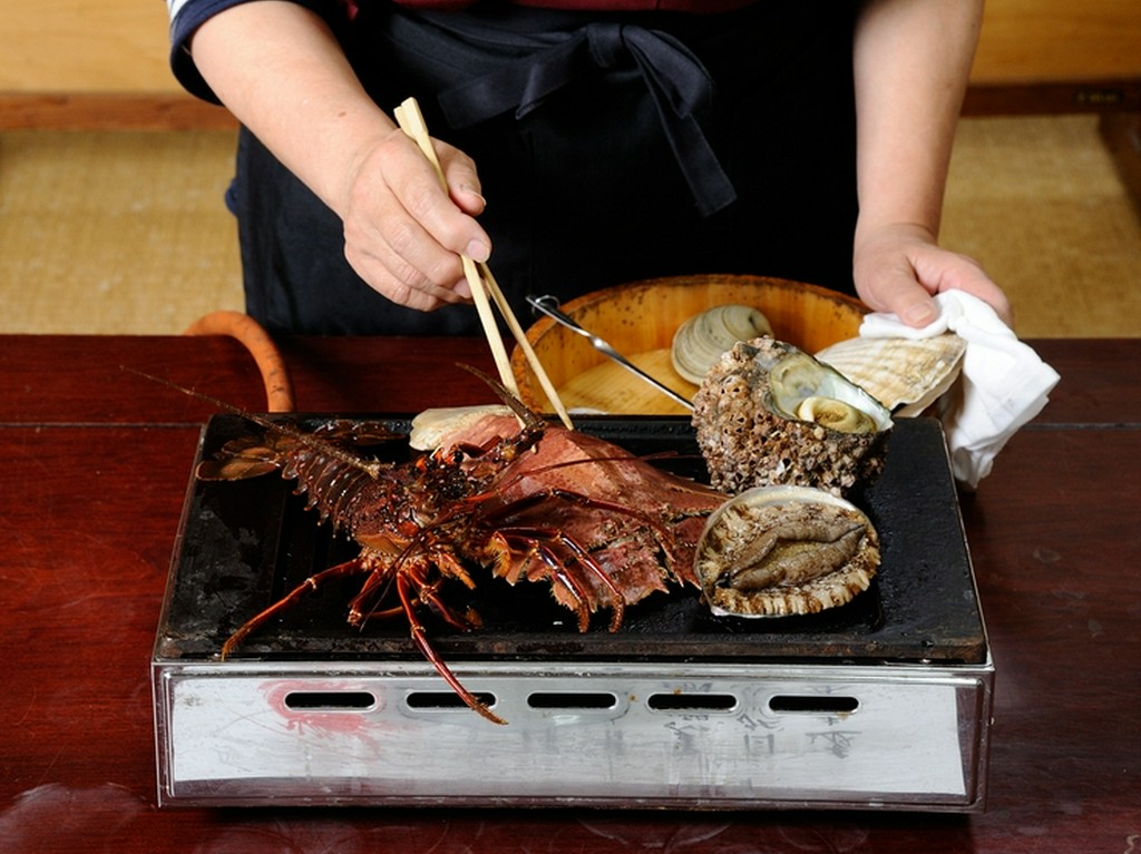 焼きのパフォーマンスの楽しさに食事のシーンも盛上ります
