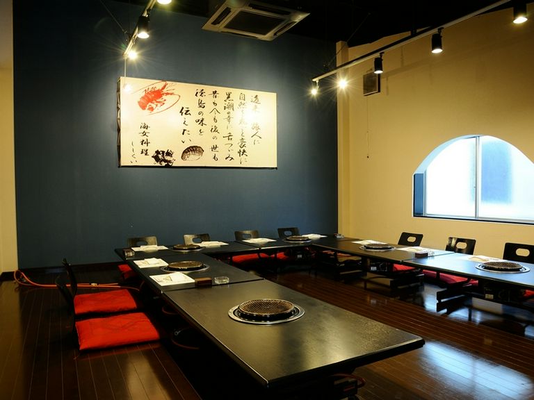 モダンシックなインテリアの個室で落ち着いてお食事が楽しめます