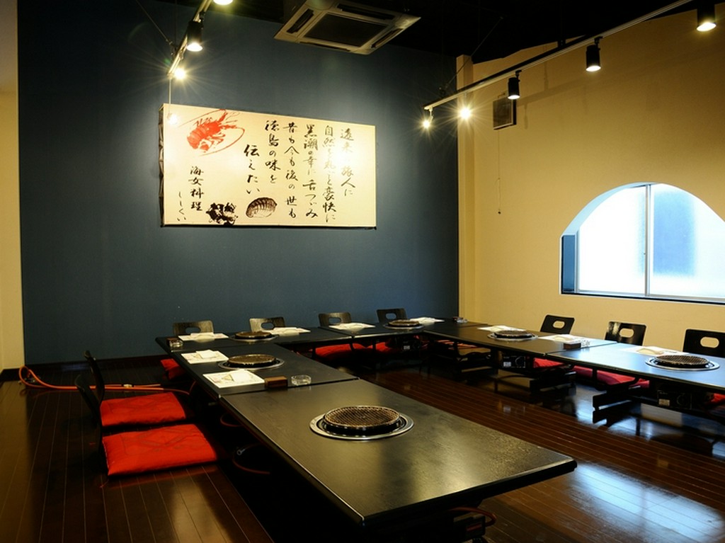 モダンシックなインテリアの個室で落ち着いてお食事が楽しめます