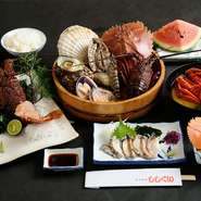 伊勢エビ3匹を刺身、踊り焼き、味噌汁の3つの味で満喫できる贅を尽くしたコース。新鮮な旨みに感動します。